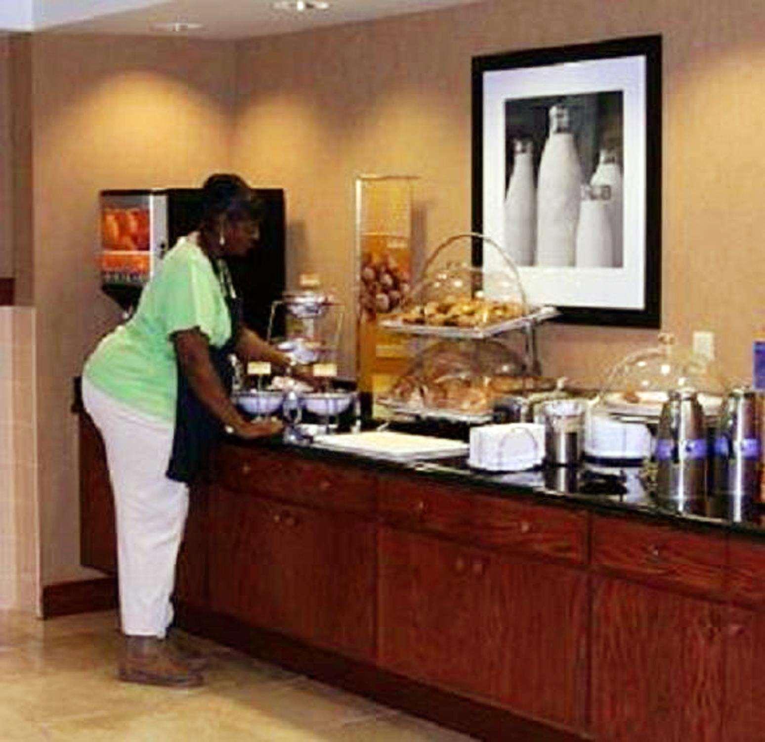 Hampton Inn & Suites Bloomington-Normal Restaurant photo