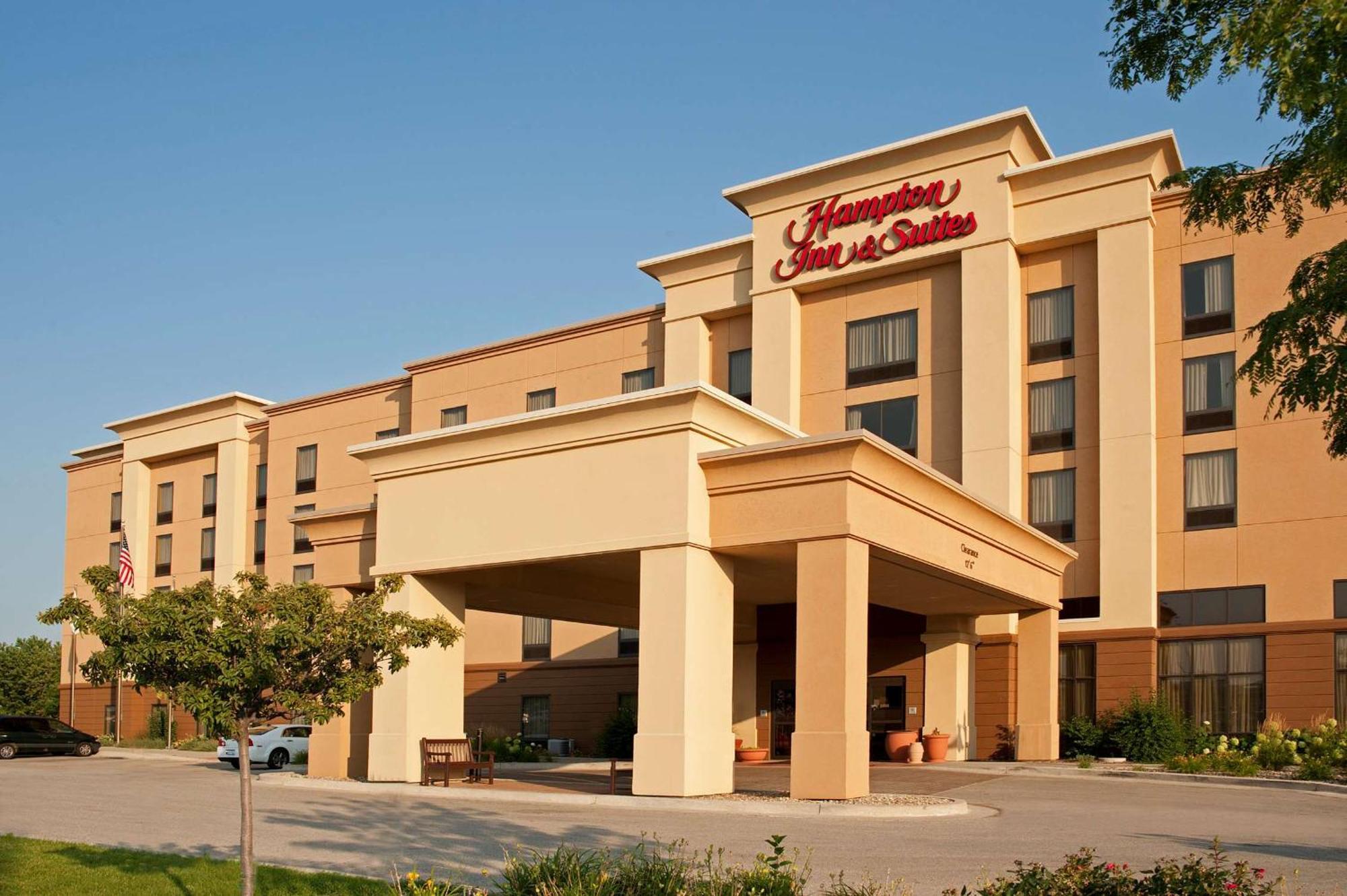 Hampton Inn & Suites Bloomington-Normal Exterior photo