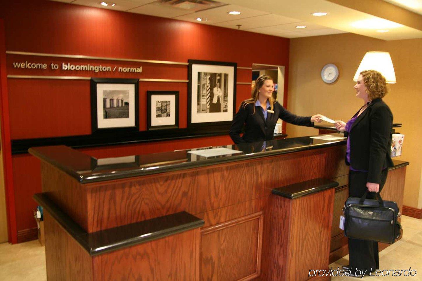 Hampton Inn & Suites Bloomington-Normal Interior photo